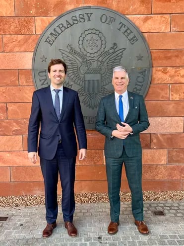 Brendan Boundy (izq.) y Marc Ostfield, ayer en la Embajada de Estados Unidos.