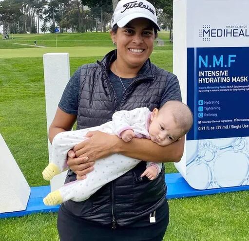 Julieta Granada con su bebe Gia en acción en el LPGA Tour. (Foto de redes sociales)