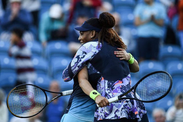 Serena Williams sigue avanzando en el dobles en Eastbourne.
