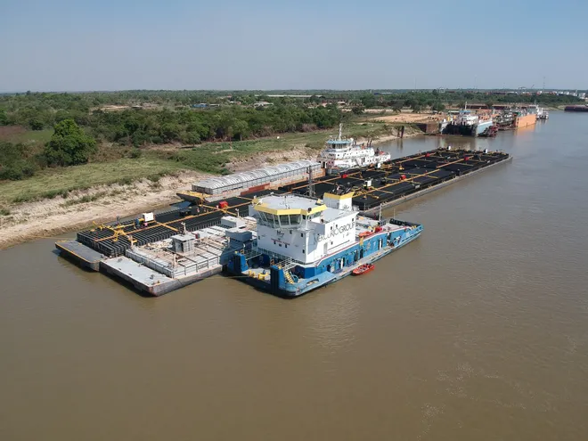Fotografía aérea de la barcaza paraguaya de Mercurio Group que fue retenida en la hidrovía por la Argentina.
