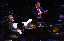 El pianista argentino Javier Lozano y el maestro Sergio Cuquejo dirigiendo a la orquesta en un momento del concierto "La música más linda del mundo 2".