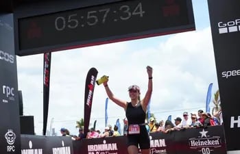 La paraguaya Leticia Riquelme (30 años) cruzando la meta del Ironman de Panamá 70.3.