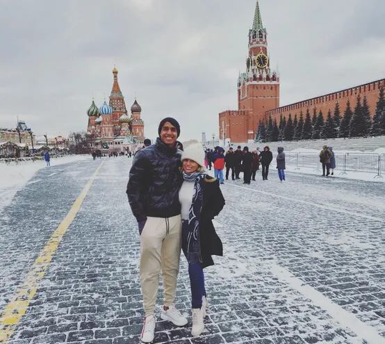 ¡Linda parejita! Alexis Duarte y Jazmín Alcaraz paseando por la fría Moscú.