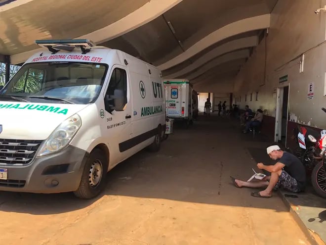 Las ambulancias en el Pabellón de Emergencias Médicas del Hospital Regional de Ciudad del Este en este 1 de enero.