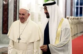 el-papa-francisco-fue-recibido-en-abu-dabi-por-el-principe-mohammed-bin-zayed-al-nahyan-hay-cerca-de-un-millon-de-catolicos-en-emiratos-rabes-unido-214227000000-1801014.jpg