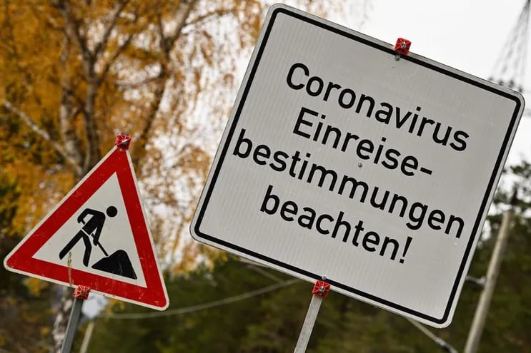 Un cartel informa sobre regulaciones de viaje por coronavirus en Scharnitz (Austria),