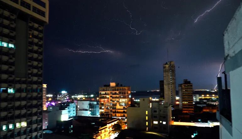 Imagen captada de la tormenta registrada en Asunción.