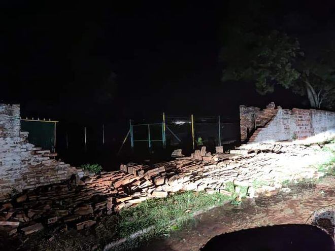 El fuerte temporal derrumbó la muralla del Club Juventud de la ciudad de Tobatí.