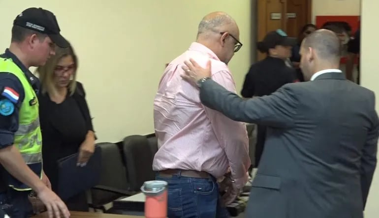 Óscar "Ñoño" Núñez, esposado es sacado de la sala de juicio para se trasladado a la cárcel.