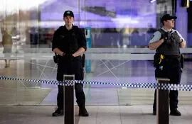 Policías australianos vigilan los alrededores del aeropuerto.