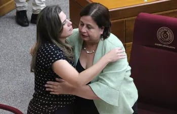 Kattya González (i) recibe un abrazo de la senadora Esperanza Martínez.