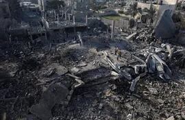 Palestinos buscan supervivientes tras ataques aéreos israelíes en el sur de Gaza
