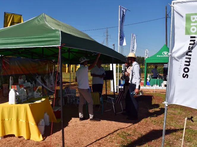 Los productores consultaron sobre las propiedades del neem durante la Expo Hortipar 2021.