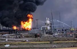 imagen-de-archivo-del-incendio-en-la-planta-de-gas-de-la-refineria-de-amuay-tras-la-explosion-producida-el-25-de-agosto-de-2012-en-la-peninsula-de-pa-201544000000-599054.jpg