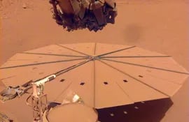 La sonda InSight de la NASA, en el planeta Marte, colmada de polvo. (NASA/JPL-Caltech/AFP)