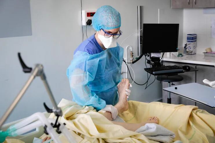 Una enfermera atiende a un paciente en la unidad de terapia intensiva de un hospital en Clamart, Francia.