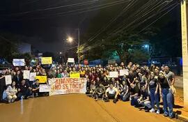 Los estudiantes de la UNE anoche en la movilización frente al campus.