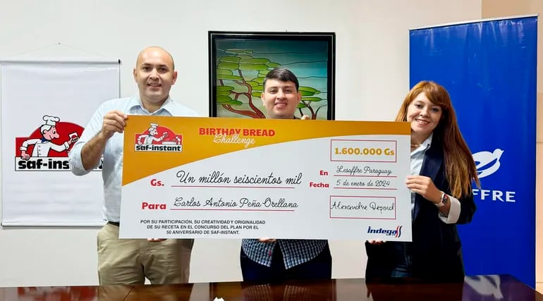 Carlos Peña Orellana recibió un premio como uno de los ganadores de “Saf-instant 50th Birthday Bread Challenge” de Lesaffre.