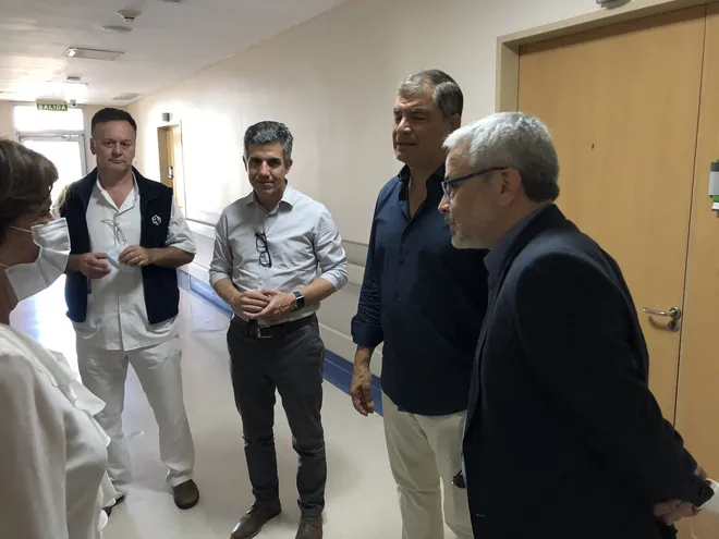 El senador Jorge Querey y el expresidente Rafael Correa reciben el informe médico sobre Lugo.
