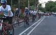 En un recorrido por "La hora del Planeta" un grupo de ciclistas recorre la bicisenda sobre la calle Legión Civil Extranjera.