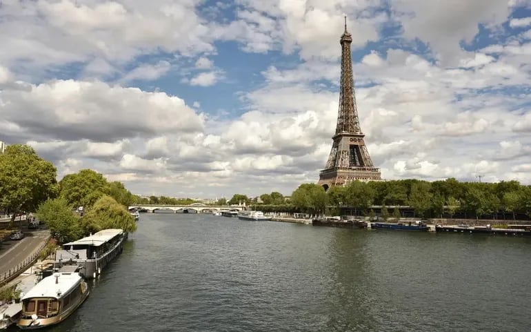 Imponente toma del emblemático río Sena donde está en duda la realización del evento inaugural de los Juegos Olímpicos París 2024, el próximo julio.