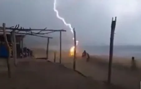 Momento de la caída del rayo, en una playa de Michoacán, México. (captura de video).