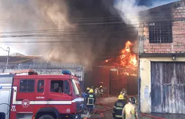 Incendio de un depósito en el Mercado 4 de Asunción.