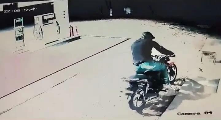 Uno de los motoasaltantes quedó sobre la motocicleta en la gasolinera que asaltaron en Pirayú