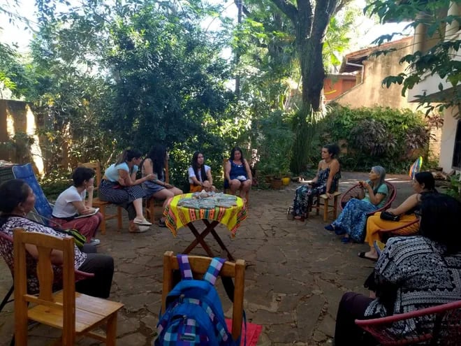 Mujeres campesinas y urbanas se reunieron en el local de Semilla Róga-Asunción para hablar sobre las plantas medicinales y los cuidados femeninos más íntimos.