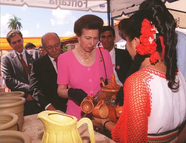 La Princesa Ana visita Areguá y observa una piezas de alfarería. En el fondo se ve al entonces ministro de Educación, Vicente Sarubbi.