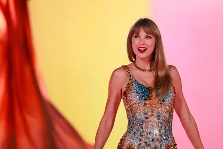 Taylor Swift durante uno de los conciertos de su gira "The Eras Tour", que llegará ahora a los cines en formato documental.
