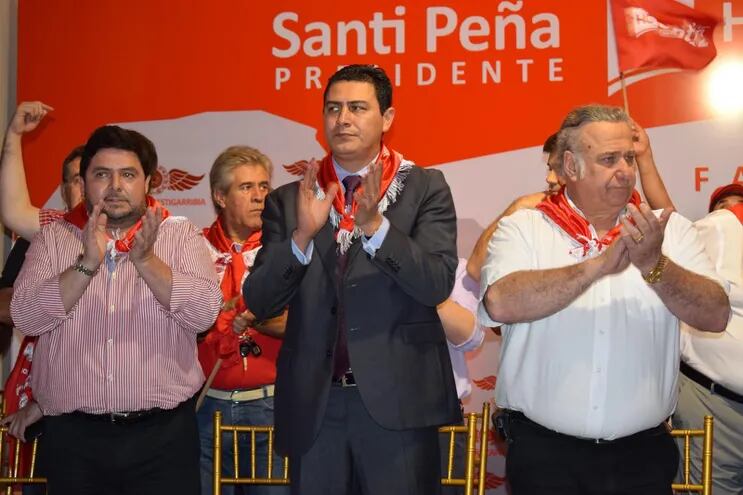 El concejal Ramón Servín junto al intendente Carlos Echeverría y el senador Óscar González Daher (fallecido).