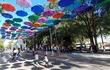 El paseo de paraguas instalado en la ciudad de Pilar, en homenaje a personas con TEA.