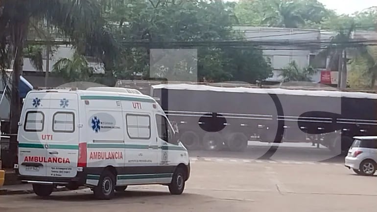 Ambulancia del IPS realizó un sospechoso trasbordo de medicamentos fuera de la previsional.