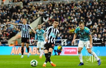 Miguel Almirón remate al balón ante la mirada de James Ward-Prowse, en el partido que Newcastle gano 2-1 al Southampton.