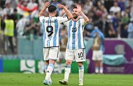 Julian Alvarez (L) de Argentina celebra con su compañero Lionel Messi después de anotar el 3-0 durante la semifinal de la Copa Mundial de la FIFA 2022 entre Argentina y Croacia en el Estadio Lusail en Lusail, Qatar, el 13 de diciembre de 2022.
