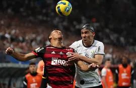 Fabián Balbuena (d) de Corinthians disputa el balón con Víctor Hugo de Flamengo, en un partido de la Copa Brasil en la Arena de Sao Paulo (Brasil). EFE/Sebastiao Moreira
