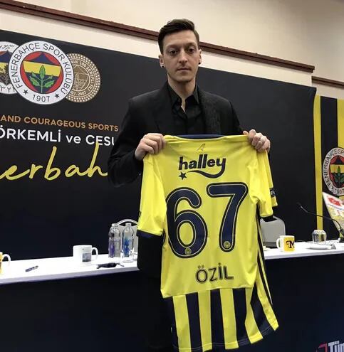 Mesut Ozil jugará en el Fenerbahce de Turquía