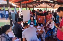 Local electoral abarrotado de votantes el domingo 30 de abril del 2023 durante los comicios generales de Paraguay.