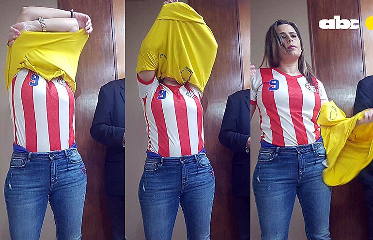 La diputada Kattya González se despoja en plena conferencia de prensa de la camiseta de la selección de Brasil y deja ver debajo su remera albirroja.