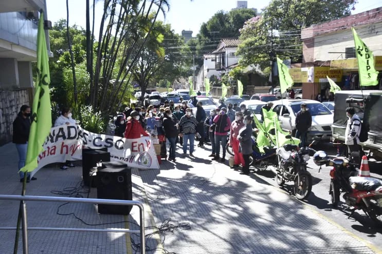 Sindicalistas del IPS congregados frente a la Caja Central de la Previsional, exigiendo mejores condiciones laborales.