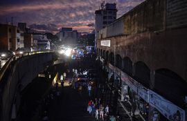Una multitud reunida en una calle de Caracas durante el apagón del lunes.