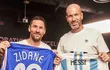 Lionel Messi y Zinedine Zidane, en charla este jueves.