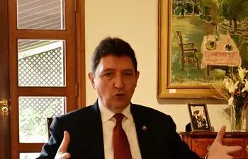 Senador Frances Olivier Cadic, durante una entrevista en la Embajada de Francia en Asunción.