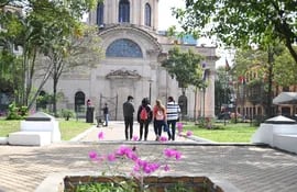 Jóvenes aprovechan para el clima agradable para pasear por el centro histórico de Asunción.