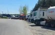 Alegan que un total de 33 camiones están varados en diferentes refinerías de Argentina.