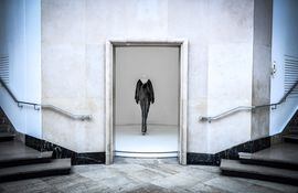 Esta foto muestra una creación del diseñador fracés Yves Saint-Laurent en el Museo de Arte Moderno de parís como parte de la exhibición "Yves Saint-Laurent en los museos".