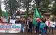 Miembros de la FNC, manifestándose frente a las oficinas de la Dirección de Extensión Agraria de Coronel Oviedo.