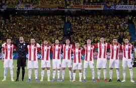 Los jugadores de la selección paraguaya antes del partido contra Colombia en Barranquilla por las Eliminatorias 2022.