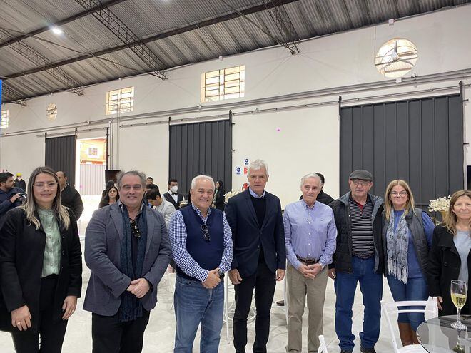 Directivos y colaboradores de NGO, durante la inauguración del nuevo centro de distribución en la ciudad de Coronel Oviedo.